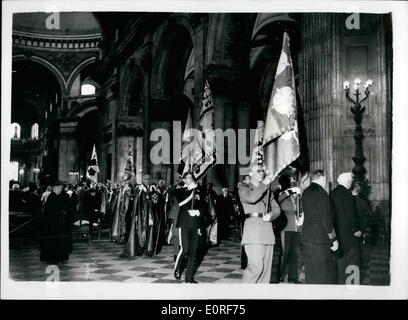 Juin 06, 1959 - Service annuel de l'ordre de Saint-Michel et Saint-Georges - à la Cathédrale St Paul : Le Service annuel de l'Ordre de Saint-Michel et Saint-Georges s'est tenue ce matin à la Cathédrale St Paul. La photo montre la vue de la Procession montrant bannières - et les commandants et les chevaliers Chevaliers Grands-croix de l'ordre - à la Cathédrale St Paul aujourd'hui. Banque D'Images