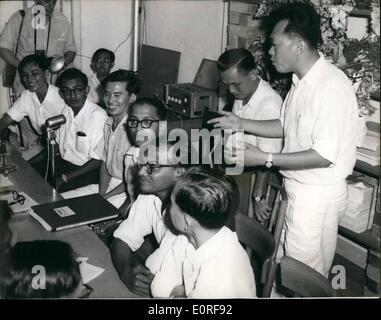 Juin 06, 1959 - les membres de l'action populaire libération de prison à Singapour ; les huit membres de la People's Action Party qui a remporté les dernières élections générales de Singapour - qui ont eu lieu dans la prison de Changi en vertu de l'Ordonnance sur la sécurité, la préservation du public ont été dévoilés aujourd'hui. M. Lee Kuan Yew, le Premier Ministre désigné avait précédemment annoncé qu'il n'aurait pas fait s'ils n'ont été libérés. L'homme avait été tenue depuis les émeutes de 1956. Singapour a été déclaré hier dans un État indépendant au sein du Commonwealth. Photo montre M. Banque D'Images