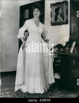 Juin 06, 1959 - De la Princesse Paola's Trousseau. Le trousseau pour la Princesse Paola Ruffo di Calabria, qui est d'épouser le prince Albert de Belgique, est à Florence par Madame cirres. Particulièrement charmant sont les robes de nuit brodés à la main, pris dans une ligne classique. Les trois couleurs de base du trousseau sont blanc rose et vert pâle. Photo montre :- une jaquette de satin blanc, avec le corset entièrement fait de dentelle, qui fait partie de la princesse de l trousseau. Banque D'Images