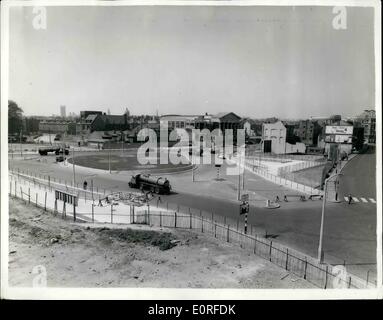 Mai 05, 1959 - Nouveau rond-point de l'éléphant est presque terminée : le travail est presque terminé sur le premier nouveau rond-point d'être construit dans le cadre du nouveau régime d'Elephant and Castle, travaux routiers - et qui devrait être appelé le cirque de Faraday. Le nouveau rond-point pour accélérer le flux de trafic entrant et quittant l'éléphant et de Castle Junction au Nord. Il a été commencé en août 1957 - et a coûté environ 127 000 &pound;. Le rond-point triangulaire est bordée sur deux côtés par Newington Walworth Road et mégots.. La photo montre la vue du nouveau rond-point Elephant and Castle, aujourd'hui. Banque D'Images