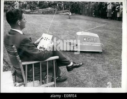 Mai 05, 1959 - Radio-Controlled Tondeuse sur Show au Chelsea Flower Show : la première tondeuse à gazon radio-commandée sera montré au public pour la première fois à la ouverture de la Chelsea Flower Show.La tondeuse se déplace à près de 2 m.p.h., a une largeur de coupe de 14 pouces et effectue 60 clips à la cour. Il n'a ''indépendante'' en quatre points de suspension ride ondulations dans la pelouse. Son 1/3 h.p. Fonctionnement sur batterie 24 volts moteur est contrôlé à distance par deux commutateurs sur l'émetteur radio. La portée de la radio de contrôle est jusqu'à un mile Banque D'Images