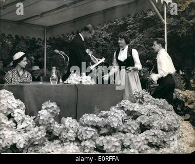 05 mai 1959 - La Reine inaugure Holland House la plus grande auberge de l'Association des auberges de jeunesse. La Reine et le duc d'Édimbourg a rendu aujourd'hui une visite à Holland House où elle a inauguré la plus grande auberge de l'Association des auberges de jeunesse . Holland House, Kensington, le majestueux 350 ans était le manoir jacobéen Londres demeure des comtes de Lichester , et à travers les âges il est devenu le lieu de rencontre d'hommes politiques , écrivains et peintres en plus de Sonic l'aile est. La chambre a fait surface au delà de la restauration et il y a quelques années a été démoli Banque D'Images