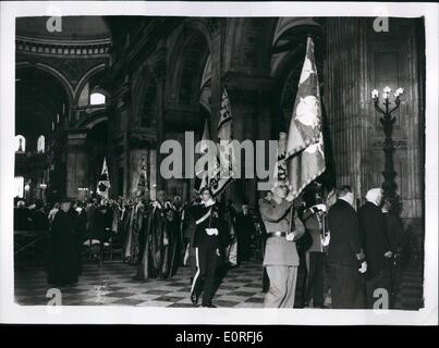 Juin 06, 1959 - Service annuel de l'Ordre de Saint-Michel et Saint-Georges - À ST. Paul's Cathedral. Le service annuel de l'ordre de Saint-Michel et Saint-Georges s'est tenue ce matin à la Cathédrale St Paul. Montre Photo : Vue de la procession montrant bannières - et les chevaliers et les commandants Kinghts Grand Croix de l'ordre - à la Cathédrale St Paul aujourd'hui Banque D'Images