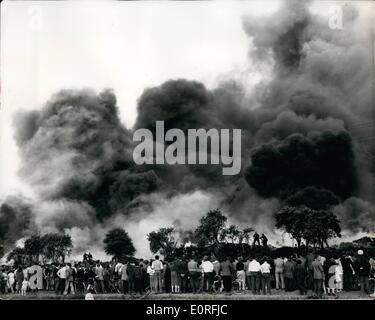 Juin 06, 1959 - Des milliers de regarder le nord de Londres à Blaze. Dump en caoutchouc : des milliers de gens se sont rendus, à regarder les pompiers ont combattu le blanc immense brasier qui éclate à un dump en caoutchouc dans le nord de Londres hier. La fumée a été vu à 13 kilomètres. Beaucoup de voitures ont convergé vers la place qu'ils ont bloqué les routes et entravé l'incendie. Des milliers de tonnes de caoutchouc était ruiné avant de pompiers a obtenu le feu sous contrôle. La photo montre la foule regarder les pompiers à lutter contre l'incendie à quai, Tottenham Hale, hier. Banque D'Images