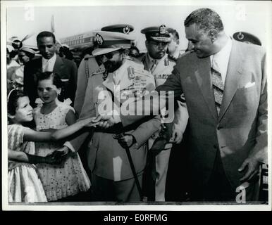 Juin 06, 1959 - L'Empereur arrive au Caire : L'Empereur Hailé Sélassié d'Ethiopie a été accueilli par le président Nasser à son arrivée au Caire sur une visite officielle de cinq jours, la République arabe unie. La photo montre un groupe de jeunes filles des écoles primaires Formulaire de présentation de l'Empereur Hailé Sélassié avec fleurs. Le Président Nasser, serre la main avec une des filles. Banque D'Images