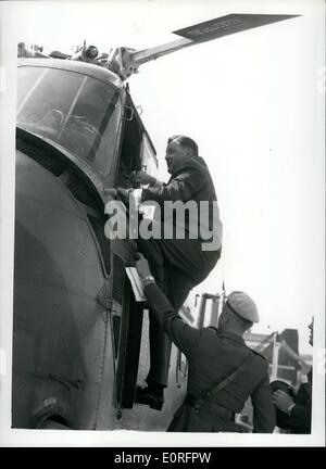 Mai 05, 1959 - M. Strauss, le ministre de la défense de l'Allemagne de l'Ouest, à gauche de l'Héliport Battesea aujourd'hui en hélicoptère pour assister à l'École d'artillerie Démonstration à Larkhill, se flétrit. Photo Keystone montre : Herr Strauss monte dans l'hélicoptère avant de partir pour Larkhill aujourd'hui. H/Keystone Banque D'Images