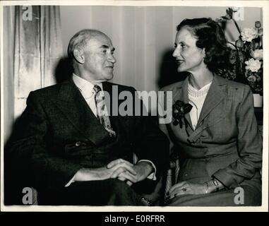 05 mai 1959 - Sam Goldwyn est titulaire d'un Accueil Presse... 28-4-53 Il fait face à la caméra : Sam Goldwyn le réalisateur américain qui est maintenant âgé de 70 ans - est arrivée à Londres aujourd'hui et a tenu une réception à l'hôtel Claridges de presse cet après-midi. Il était accompagné de son épouse, François.. Photo montre Sam Goldwyn - pour changer-faces les caméras lui-même - lors de la conférence de presse cet après-midi.05 Banque D'Images