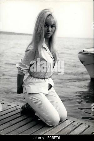 05 mai 1959 - Festival de Cannes : La photo montre la jeune starlette française ''Sandrine'' (qui est entrée en scène dans le film ''Les Tricheurs'') vu sur la plage. Banque D'Images
