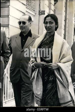 05 mai 1959 - festival de Cannes ; Roberto Rossellini et son futur troisième épouse : Roberto Rosselini's dernier film ''l'Inde'' a été présenté à Cannes film Das Cupta qui l'aider pendant le tournage et qu'il va se marier. Photo montre Roberto Rossellini et Miss Sonali Das Gupta photographié dans une rue de Cannes. Banque D'Images