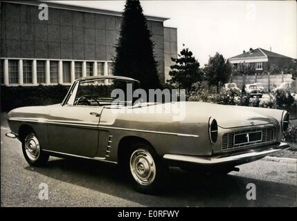 Mai 05, 1959 - Une nouvelle voiture Renault : l'Dauphine-Floride : une nouvelle voiture de tourisme seront fabriqués à partir de maintenant par la fabrication automobile français Renault. La nouvelle voiture a été présenté récemment et a connu un grand succès. Il y aura deux différents types de Dauphine Floride - Le Clos et l'Weather-Car Two-Seater with tous. La nouvelle voiture utilise 7,69 litres d'essence aux 100 Kms. Banque D'Images
