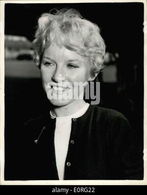 Juin 09, 1959 - Petula Clark retourne à partir de U.S.A. Photo montre : la chanteuse Petula Clark à son arrivée à l'aéroport de Londres aujourd'hui, lorsqu'elle revenait des Etats-Unis, où elle a réalisé 14 enregistrements et fait montre à New York et Hollywood. Banque D'Images