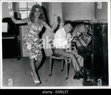 08 août, 1959 - Abbe Lane répète pour TV Show : actrice Abbe Lane, qui est ici avec son mari Xavier Cugat, le Roi des American le rythme Latin, a été aujourd'hui à répéter pour son apparition demain soir sur l'ITV show ''Chelsea à neuf''. Photo montre Abbe Lane vu répéter une danse de routine, accompagnée de son mari, Xavier Cugat au piano. Banque D'Images