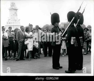 08 août, 1959 - une abeille lane prend un mot au palace guards promet de ne pas les toucher : Belle Abbe Lane et son mari Xavier Cugat l 'roi' de rythme latino-américain - est allé à assister à la relève de la garde au Palais ce matin à la suite de l'evi plus tôt, quand un visiteur a prétendu avoir gêné l'un des gardes l'Abbe promis policier en service qu'elle ne serait pas en contact avec la Garde côtière canadienne. Le couple est ici pour un film de télévision, photo montre Abbe Lane et son mari Xavier Cugat regarder la cérémonie de changement de garde à l'extérieur du Palace ce matin. Banque D'Images