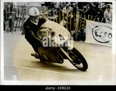 08 août, 1959 - John Surtess gagne le Senior T.T. sur l'île de Man. John Surtess de Londres le samedi a gagné le premier T.T. La race dans l'île de Man - équitation sa M.V. Augusta à une moyenne de 87,95 miles par heure. C'était un ''double'' pour des Surtess comme il l'avait déjà remporté l'épreuve junior. Photo : Keystone montre John Surtess en vitesse sur son M.V. Augusta dans le hauts T.T. Banque D'Images