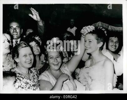 08 août 1959 - le festival du cinéma - à Venise. Carla arrive avec son nouveau style de cheveux. Le dernier film présenté au Festival du film de Venise était la production italienne ''Esterina'' avec Carla Garvina - Domennico Modugno et Geoffrey Horne. Carla a créé une sensation lorsqu'elle est arrivée car elle avait eu ses cheveux coupés très courts pour la présentation de sa nouvelle photo ''Jovanka et les autres'' en cours de création. Photos Carla Gravina arrive pour le film à Venise - comme certains de ses fans admirent son nouveau style de cheveux. Banque D'Images