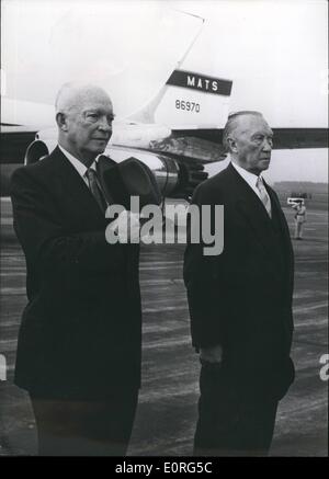 08 août, 1959 - Eisenhower à Bonn:26 août 1959, le président américain Dwight D. Eisenhower est arrivé sur l'air de Cologne Bonn Wahn Wahn (port). Il a été accueilli par l'ensemble du cabinet, dirigé par le chancelier Konrad Adenauer. La photo montre le président Eisenhower et le Chancelier M. Adenauer. Banque D'Images