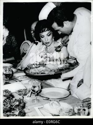 08 août 1959 - Ouverture du Festival du film de Venise. Gina assiste à l'inauguration dîner : de nombreux stars de l'écran sont présents au 20ème Festival du Cinéma, - qui a ouvert ses portes à Venise avec projection du film ''le garçon et le pont'' qui étoile neuf ans Ian Molaine. La photo montre la star italienne Gina Lollobrigida restauration pour le dîner d'inauguration du festival. Banque D'Images