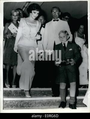 08 août 1959 - Inauguration du 20ème Festival de Cinéma à Venise... Ian de neuf ans - et Gina... Bien connu de nombreuses stars de l'écran a assisté à l'inauguration du 20e Festival de cinéma de Venise - avec projection du film ''le garçon et le pont''... Photo : Keystone montre la star du film - neuf ans Ian McClaine - avec le directeur Kelvin McGlory - escort star italienne Gina Lollobrigida quand ils arrivent pour montrant ''le garçon et le pont'' à Venise. Banque D'Images