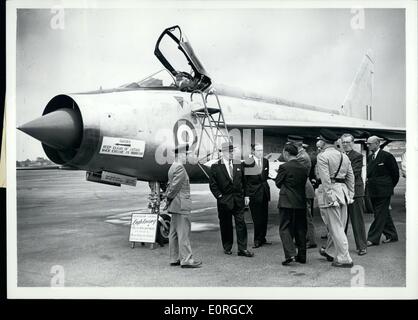 Juillet 07, 1959 - Le ministre canadien de la Défense nationale, le général député George Pearkes, V.C., en Grande-Bretagne en tant qu'invité de la ministre britannique de la Défense, visite le Royal Aircraft Création à Farnborough, où il a inspecté deux des plus performants. Le ''English Electric Lightning'', de chasseurs tout temps supersonique et le Fairey ''Roto Dyne'' Take Off vertical de l'air. Gen George Pearkes (en gris bat) avec M. F.W. Page (en lunettes) chef de la Division Avions de l'English Electric, pendant son inspection de la ''Lightning' Banque D'Images