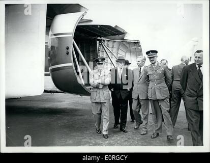 Juillet 07, 1959 - Le ministre canadien de la Défense nationale, le général l'honorable George Pearkes, c. r., en Grande-Bretagne en tant qu'invité de la ministre britannique de la Défense, visite le Royal Aircraft establishment à Farnborough où il a inspecté deux des plus performants. Le ''English Electric Lightning'' de chasseurs tout temps supersonique et le ''assez'' Rotodyne décollage vertical de l'air. Ops :--général George Pearkes (en gris hat) inspecte le Fairey Rotodyne ''' Banque D'Images