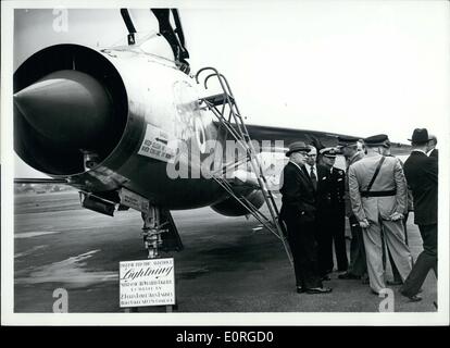 Juillet 07, 1959 - Le ministre canadien de la Défense nationale, le général l'honorable George Pearkes, c. r., en Grande-Bretagne en tant qu'invité de la ministre britannique de la Défense, visite le Royal Aircraft establishment à Farnborough où il a inspecté deux des plus performants. Le ''English Electric Lightning'' de chasseurs tout temps supersonique et le ''assez'' Rotodyne décollage vertical de l'air. Ops :--général George Pearkes (en gris hat) inspecte les ''English Electric Lightning' Banque D'Images