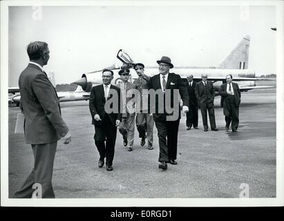 Juillet 07, 1959 - Le ministre canadien de la Défense nationale, le général député George Pearkes V.V., en Grande-Bretagne en tant qu'invité de la ministre britannique de la Défense, visite le Royal Aircraft establishment à Farnborough où il a inspecté deux des plus performants. Le ''English Electric Lightning'' de chasseurs tout temps supersonique et le Fairey Rotodyne'' ''take off vertical de l'air. Gen.George Pearkes (en gris hat) avec le ''English Electric Lightning'' dans l'arrière-plan. Banque D'Images