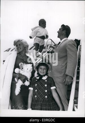 Juillet 07, 1959 - Jayne Mansfield arrive : Jayne Mansfield, qui est de jouer dans un nouveau film britannique, la production de Wigmore ''trop chaud à gérer'', est arrivé à l'aéroport de Londres aujourd'hui avec son mari, Micky Hargitay et ses neuf ans Jayne Marie et bébé fils Miklas. Photo montre Jayne Mansfield, avec sa fille, Jayne Marie Marie, ad mari ; Mickey Hargitay holding baby son Miklas sur sa tête-à l'arrivée à l'aéroport de Londres aujourd'hui. Banque D'Images