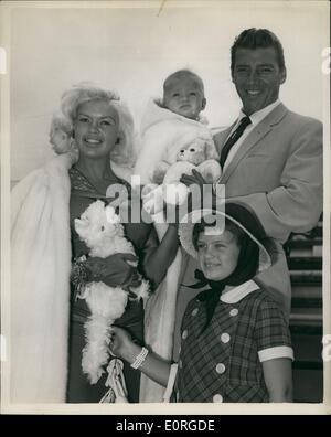 Juillet 07, 1959 - Jayne Mansfield arrive : Jayne Mansfield, qui est de commencer dans un nouveau film britannique, la production ''Wigmoire trop chaud à gérer'', est arrivé à l'aéroport de Londres aujourd'hui avec son mari, et de Mickey Hargitay ses neuf ans, Jayne Marie et bébé fils Niklas. Photo montre Jayne Mansfield avec son mari et ses enfants à l'arrivée à l'aéroport de Londres aujourd'hui. Banque D'Images