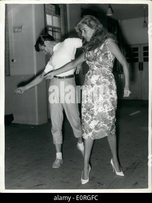 08 août, 1959 - Abbe Lane répète pour l'émission de télévision. L'actrice Abbe Lane, qui est ici avec son mari Xavier Cugat, le ''King'' de l'Américain du rythme, a été aujourd'hui à répéter pour son apparition demain soir sur l'ITV show ''Chelsea à neuf''. Photo Keystone montre : Abee Lane vu répéter une danse de routine, avec la danseuse Ken Martine, de grenade 'chant de Parade' Banque D'Images