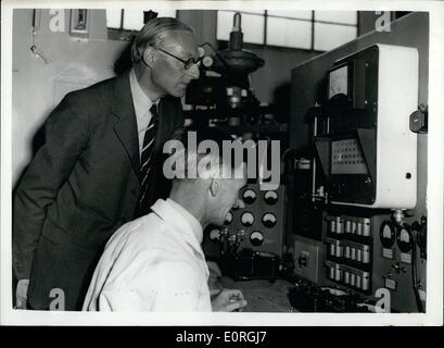 08 août, 1959 - Démonstration de la nouvelle ''Magic Box'' il produire son propre pouvoir - à partir de produits chimiques. Une manifestation a eu lieu ce matin de la pile à combustible Hydrox disinfectant - l'invention de M. Thomas Bacon - commandité par le national research development corporation - une invention révolutionnaire dépenser pour le domaine de l'électricité. M. Bacon avait travaillé sur son idée depuis 1932. Le 'fort'' ne pas stocker de l'électricité - mais rend par conversion chimique. Il peut être utilisé sur des sentiers sous-marins - Voitures - avions, etc. photo montre M. Bacon avec Mr Banque D'Images