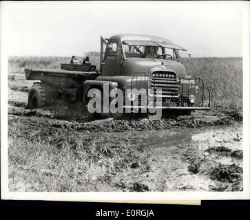 08 août, 1959 - Camion va où d'autres craignent de marcher : un chariot standard adapté à la conception de société d'huile d'ingénieurs n'a soutenu être capable de transporter du matériel lourd là où auparavant seulement s'hélicoptères. Équipé de pneus à portance élevée, géant, appelé Terratires, sa performance est dit à inclure la réalisation d'une charge de 4 000 lb sur un terrain marécageux. Six des véhicules ont été adaptés pour la région de Llanos en Colombie. Photo montre le ''light'' à pieds chariot démontré sur Romney Marsh, en Angleterre. Fabricants : Tous les roues motrices,. Ltd., Camberley, Surrey, Angleterre Banque D'Images