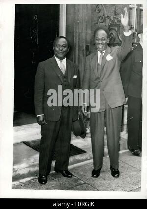 10 août 1959 - Le Dr Nkrumah voit M. Macmillan : le premier ministre du Ghana, le Dr Nkrumah, qui est arrivé à l'aéroport de Londres le matin, aujourd'hui vu le premier ministre, M. Harold Macmillan au n° 10 Downing street-. Le Dr Nkrumah va à Balmoral voir H.m. La Reine, à la suite de l'annulation de la visite royale au Ghana, prévu pour novembre, parce que la reine va avoir son troisième enfant. photo montre le Dr Nkrumah courbes à la grande foule qui l'ont vu arriver au no10, ce matin. Banque D'Images