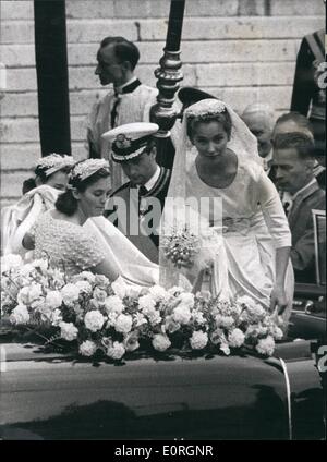 Juillet 07, 1959 - Prince Albert épouse la Princesse Paola : Prince Albert de Liège, héritier présomptif de la trône belge, était marié à Bruxelles aujourd'hui princesse italienne Paola Ruffo di Calabria. Une cérémonie civile à l'Empire Room du Palais Royal a procédé d'une cérémonie religieuse dans l'église de Saint Michel et Sainte Gudule. La photo montre le Prince Albert aide son épouse dans la voiture, après la cérémonie religieuse à Bruxelles aujourd'hui. Banque D'Images