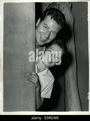 24 août 1959 - 24-8-59 Anthony Bygraves fait ses débuts sur scène. Anthony Bygraves, le fils de 12 ans du comédien populaire Max Bygraves était d'être vu au London Palladium ce matin, prépare à prendre en charge la part de 13 ans, Keith Namshire d'Ilford à son père spectacle Basculement vers le bas la voie . Anthony jouera le rôle qui est un sketch de pêche, tandis que Keith est en vacances. Photo : Keystone montre Anthony Bygraves avec son père Max au London Palladium ce matin. Banque D'Images