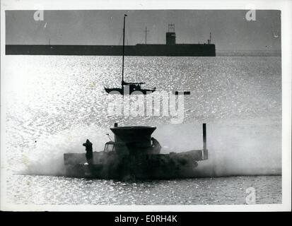 Juillet 07, 1959 - La "soucoupe volante" traverse la Manche. Britain's 'Flying Saucer', le Roe Saunders aéroglisseur, SR-N1, ce matin, du lait écrémé à travers le canal de Calais à Douvres en une heure 55 minutes. Pilote d'essai, le Lieut. Le Capitaine de frégate Peter Lamb était aux commandes. L'aéroglisseur vole sur un coussin d'air juste au-dessus de l'eau. La photo montre l'aéroglisseur entrant dans le port de Douvres ce matin, après c'est la traversée de la Manche à partir de la Clais. Banque D'Images