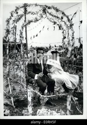 Juillet 07, 1959 - Bataille de fleurs Jersey. Frankie Vaughan et le ''Queen''. Photo : Keystone montre- Singer Frankie Vaughan, photographié à Jersey, avec Maureen Whittingham, qui a été élu comme ''Jersey Bataille de fleurs 1959 Queen'', à la célèbre bataille de fleurs annuelles. Banque D'Images