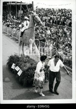 Juillet 07, 1959 - Bataille de fleurs Jersey. Le Tableau de chevaux.. Photo Keystone montre :- un cheval dans les fleurs - avec les petits Banque D'Images