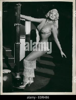 Septembre 09, 1959 - Tournage de Jayne Mansfield's Dancing Séquence dans ''trop chaud à gérer'' : Le tournage de Jayne Mansfield's dancing séquence dans le nouveau film ''trop chaud à gérer'', a eu lieu aujourd'hui à M.G.M.'s Studios d'Elstree. Photo montre Jayne Mandsfield vu - au cours du tournage à Elstree. Banque D'Images