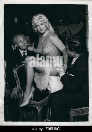 Septembre 09, 1959 - Tournage de Jayne Mansfield's Dancing Séquence dans ''trop chaud à gérer'' : Le tournage de Jayne Mansfield's dancing séquence dans le nouveau film ''trop chaud à gérer'', a pris le rythme aujourd'hui à M.G.M.'s Studios Elstress.Photo montre Jayne Mansfield assis sur une table avec deux 'night-clubbers' - aujourd'hui, au cours d'un tournage Elstree. Banque D'Images