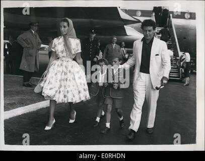 08 août, 1959 - Elizabeth Taylor retourne à Londres : l'écran star Elizabeth Taylor est arrivé à Londres ce soir de l'Aéroport Costa Brava, où elle filme ''Suddenly. L'été dernier''. Le tournage est être poursuivie à Shepperton Studios. Photo Montre Elizabeth Taylor avec mari Eddie Fisher et la famille sous l'aéronef à l'arrivée à l'aéroport de Londres ce soir. Banque D'Images