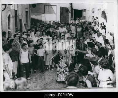 08 août 1959 - Sophia Loren Stars in New film ''la Baie de Naples'' : le tournage du nouveau film ''la Baie de Naples'' est en cours à Trastevere, Rome. Réalisé par Micheal Curtis - les stars de cinéma Sophia Loren, Clark Gable et Vittorio de Sica. Photos montrant Sophia Loren au centre d'une foule - pendant le tournage à Rome. Banque D'Images