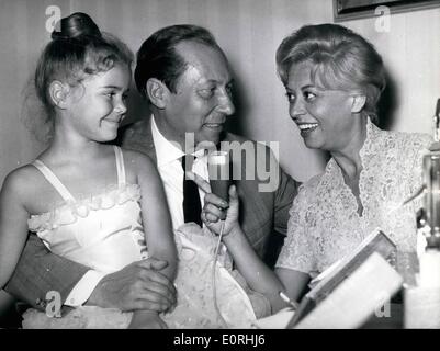 Septembre 09, 1959 - L'actrice italienne Giulietta Masina (Giulietta Masina ) voulait être un intervieweur-sans fil pour une fois quand elle est venue à Francfort pour la première de son premier film allemand, la DFH-film ''Jons et Erdme''. Elle a emprunté un magnétophone et interviewé Karl Raddatz (Karl Raddatz) et l'enfant-star Elke Aberle (Elke Aberle), 9, après la conférence de presse officielle. Banque D'Images