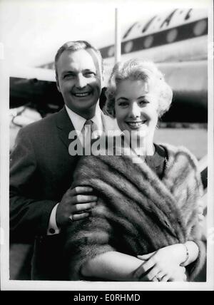 08 août, 1959 - Hollywood et Broadway chant populaire Stars arrivent ici pour l'émission de télévision. La populaire Hollywood et Broadway singing stars, Shirley Jones et Jack Cassidy est arrivé à l'aéroport de Londres. Ils sont ici pour star en A.T.V.'s ''Samedi'' spectaculaire le 22 août, la télévision et d'autres engagements. Ils étaient ici en avril dernier et mai lorsqu'ils ont joué dans top V.T.T. de spectacles de variétés. Photo montre :- Shirley Jones et Jack Cassidy en photo à leur arrivée à l'aéroport de Londres. Banque D'Images