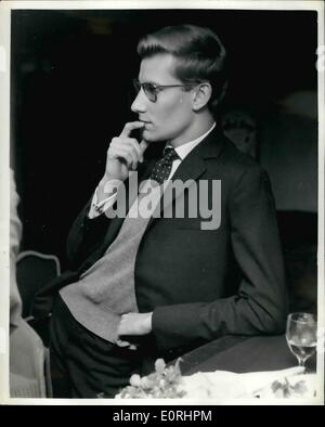 11 novembre 1959 - Un grand directeur de la mode est à Londres. Jeune dictateur, Yves Saint Laurent, qui ne s'est jamais dit bien dans le meilleur des cas, dit encore moins sur la robe de mariage qu'il a créée à Farah Diba, mariée à être du Shah de Perse, lorsqu'il a été interrogé à Londres hier. Saint Laurent est passé deux jours à Londres pour voir comment le public et les critiques reçoivent 7 000 armoire qu'il a créé pour le ballet de Roland Petit ''Cyrano de Bergerac'' à l'Adelphi Theatre. Photo montre : le grand dictateur de la mode, Yves Saint Laurent, que l'on voit quand il a assisté à la répétition d'hier. Banque D'Images