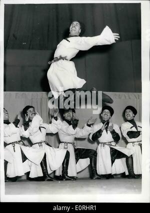 11 novembre 1959 - Etat géorgien DANCE COMPANY À LONDRES. GEMAL SAUTE Les membres de l'État géorgien Dance Company de l'URSS. - Ont été d'être vu en train de répéter cet après-midi au Royal Albert Hall pour le début de leur saison là ce soir. C'est la toute première visite de l'entreprise de ce pays. PHOTO : KEYSTONE MONTRE GEMAL GEGENTSHADZE fait un bond spectaculaire - vu par certains de ses collègues - au Royal Albert Hall aujourd'hui. Banque D'Images