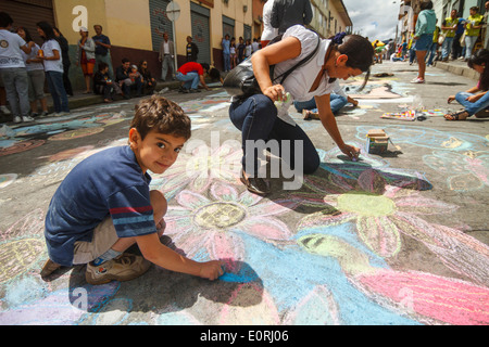 Dans l'asphalte, arc-en-Pre-Carnival ​​With d'asphalte, de dessins réalisés à la craie de couleur. Banque D'Images