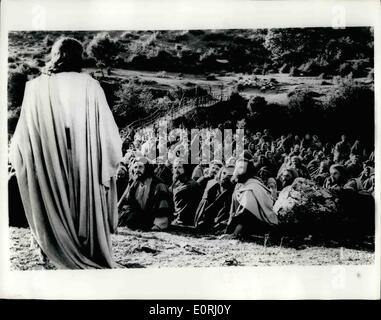 11 novembre 1959 - LE SERMON SUR LA MONTAGNE... Nouvelle version de film de ''BEN HUR''... La scène épique pendant le Sermon sur la Montagne - dans la nouvelle version de la Metro-Goldwyn-Mayer le film ''Ben Hur''. Le Christ dont le visage n'est jamais vu dans le film - est en train de parler. Le film a sa première Européenne à Londres le 16 décembre. Banque D'Images