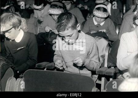 11 novembre 1959 - Un garçon et deux filles : La concurrence des centaines de tricotage de la compétition annuelle de jeunes de tricots a eu lieu au niveau du ménage et de confort pour les enfants à Lille hier. Deux cents filles et un garçon de douze ans ont participé au concours. OPS : le seul garçon concurrent parmi les filles en photo au cours de la compétition hier. Banque D'Images