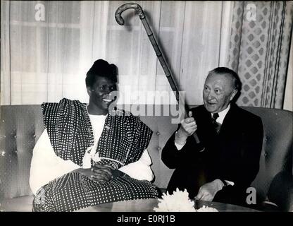 11 novembre 1959 - Le Dr Sékou Touré avec le Chancelier Adenauer : le 26.11.16, 1959, de l'État président Sékou Touré de Guinée est arrivé à Bonn. Le programme de cette visite comprend également l'inspection de la fournaise et le site de Hoesch chemical works Hoechst. OPS : Sekou Touré (Sékou Touré) ensemble avec le chancelier Konrad Adenauer qui est ''en danger'' les photographes qui sont peut-être un peu trop persistant, avec son bâton de marche. Banque D'Images