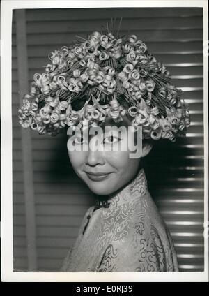 11 novembre 1959 - dans l'ambiance orientale de la chapellerie. ''La Chine Blue Cascade'' - l'humeur d'origine qui définit le mode du printemps, est considérée dans ce coolie hat ligne de fleurs en cascade, créé par Dolores, et exposée à Londres aujourd'hui. C'est fragile beauté se caractérise par Miss Tsai Chin, star de la nouvelle série à succès, ''Le monde de Suzie Wong" Banque D'Images